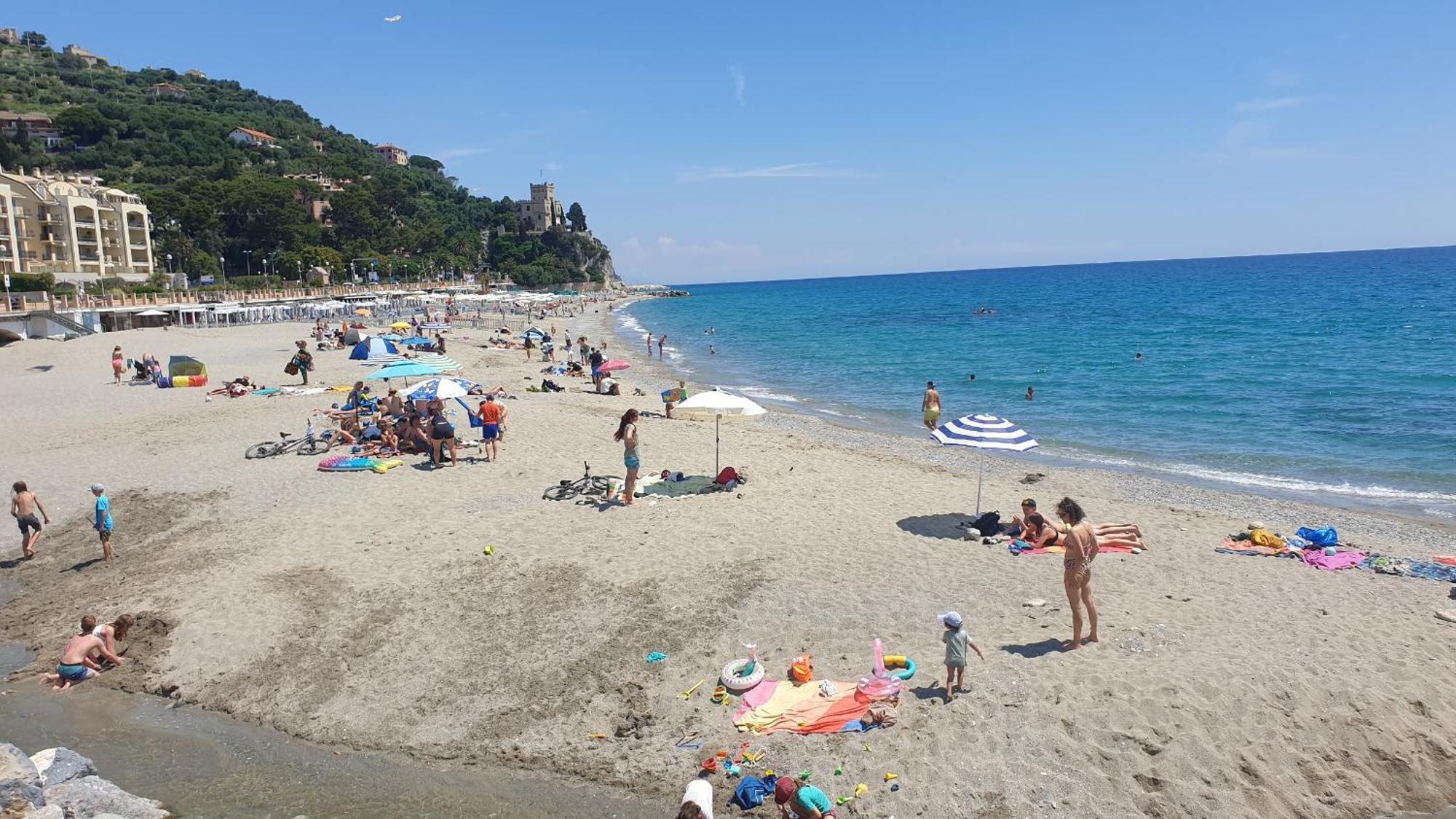 Piccolo Hotel Holiday Center Finale Ligure Exterior foto