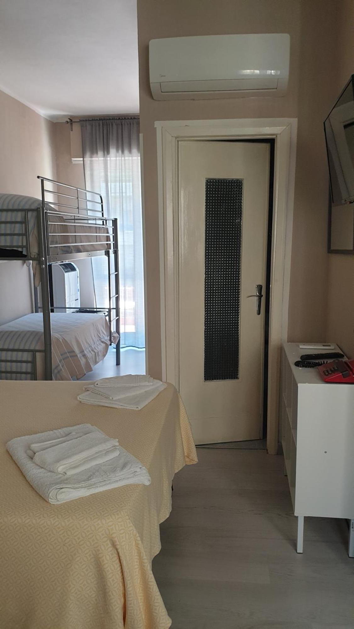 Piccolo Hotel Holiday Center Finale Ligure Exterior foto