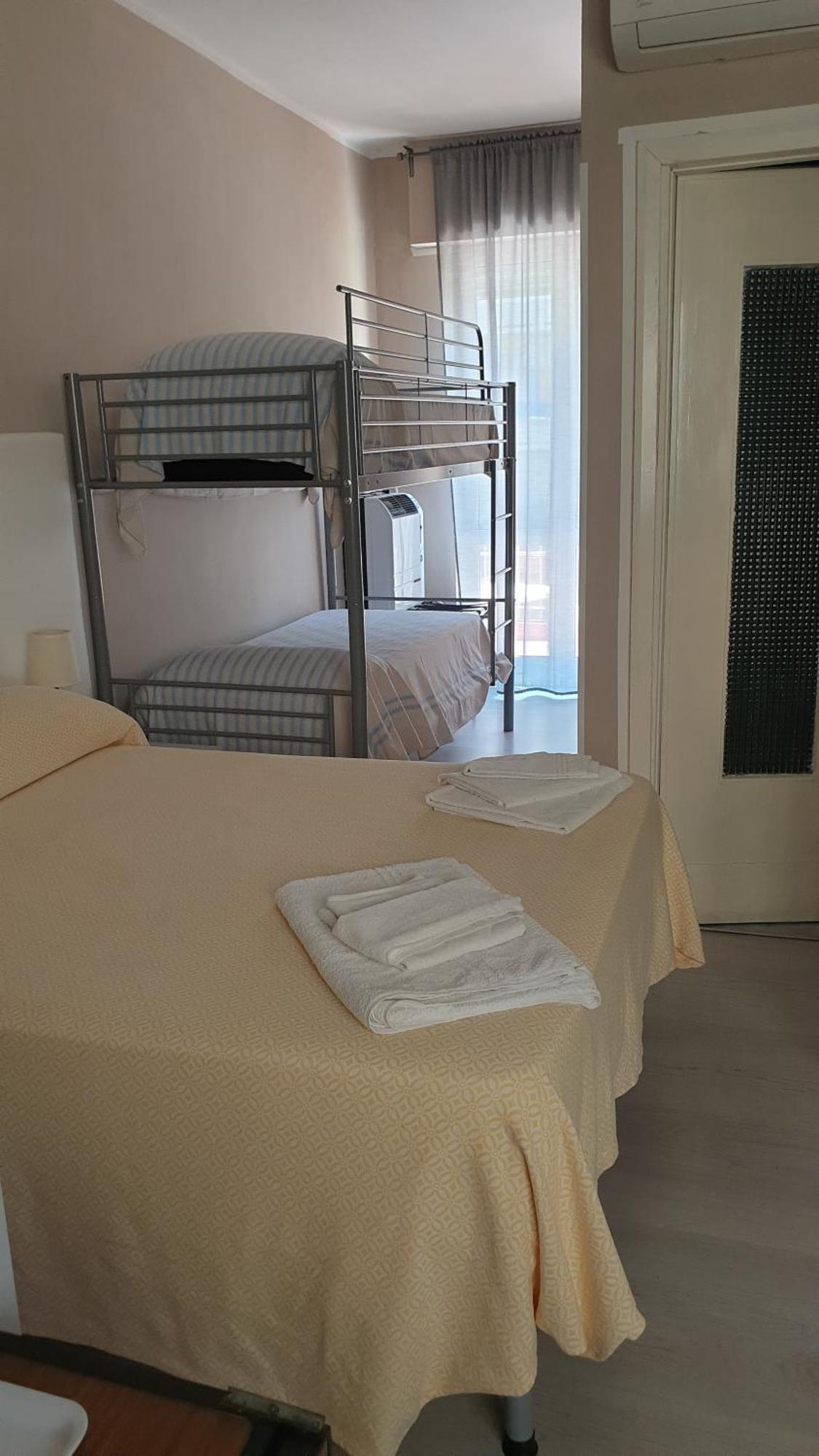 Piccolo Hotel Holiday Center Finale Ligure Exterior foto